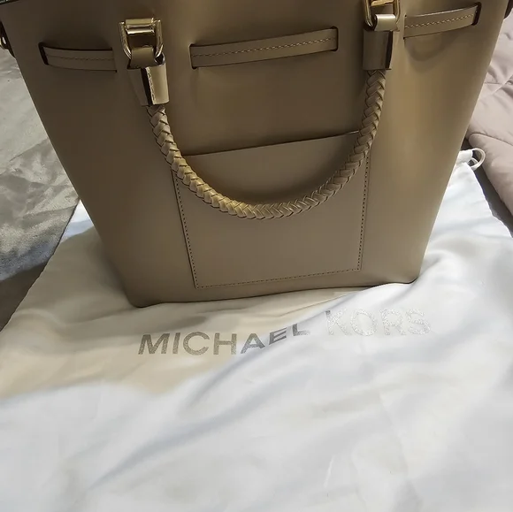 Like New Beautiful Michael Kors - Picture 2 of 5